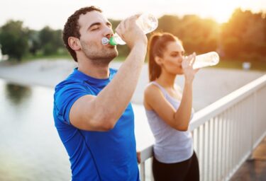 1日に必要な水分量はどのくらい？水の重要性と水分補給のタイミングなど徹底解説